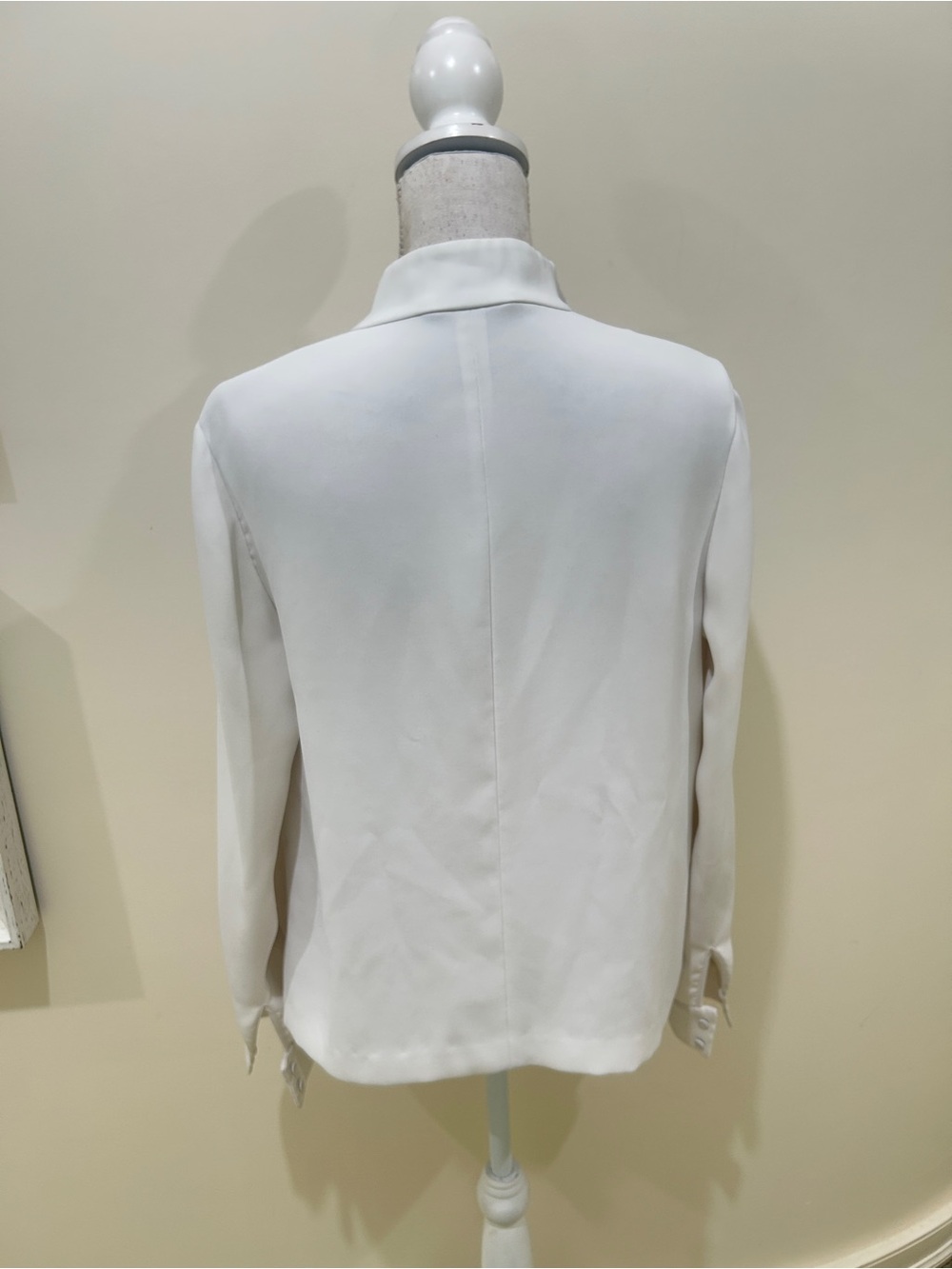 Elizabeth and James white draped front top blouse long sleeves polyester medium - Picture 7 of 9
